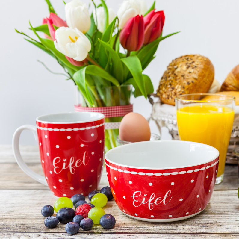 Ansicht ein Set:Tasse und Schale PÜNKTCHEN rot